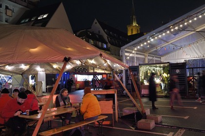 France, Bas-Rhin (67), Strasbourg, vieille ville classée au Patrimoine Mondial de l’UNESCO, le Marché de Noël Off place Grimmeissen