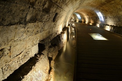 Israel, district Nord, Galilée, Acre (Akko), vieille ville, classée Patrimoine Mondial de l'UNESCO, le tunnel des Templiers long de 350 de long mène du Palais Templiers qui a été détruit en 1921 jusqu'au port d'Acre à l'est, il a été construit à la fin du 12ème siècle mais seulement découvert en 1994