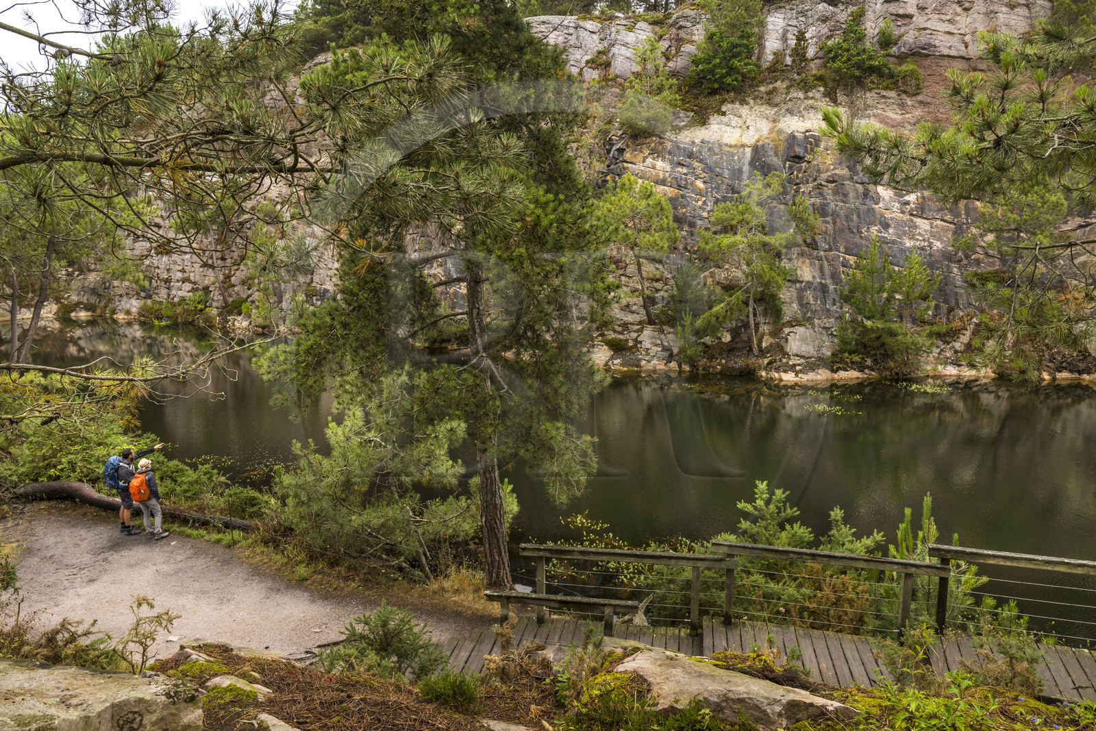 France, Côtes d'Armor (22), Erquy, les Lacs Bleus, vestiges d'anciennes carrières de grès rose, sur le chemin de Grande Randonnée GR 34 ou sentier des douaniers