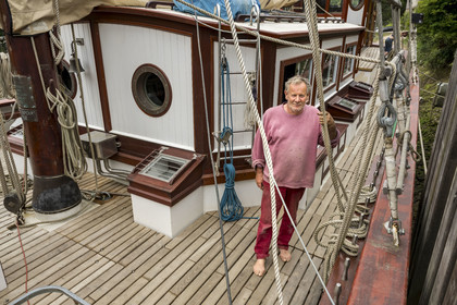 France, Finistère (29), Pays des Abers, Aber Wrac'h, Lannilis, le Moulin de l'Enfer, chantier naval de l'association AJD (association Amis de Jeudi-Dimanche) fondée par le Père Jaouen, Yves Loiselet dit Ziton à bord de la nouvelle goélette à trois mâts et hunier le Bel Espoir II à coque en acier dont le chantier est presque achevé