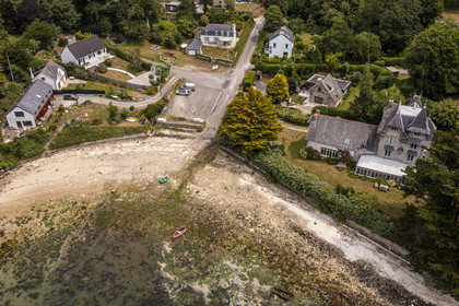 France, Finistère (29), Pays des Abers, Aber Benoit, Lannilis, hameau de Prat-Ar-Coum et le manoir à l’architecture anglo-normande qui fut la propriété de Jane Birkin à droite (vue aérienne)