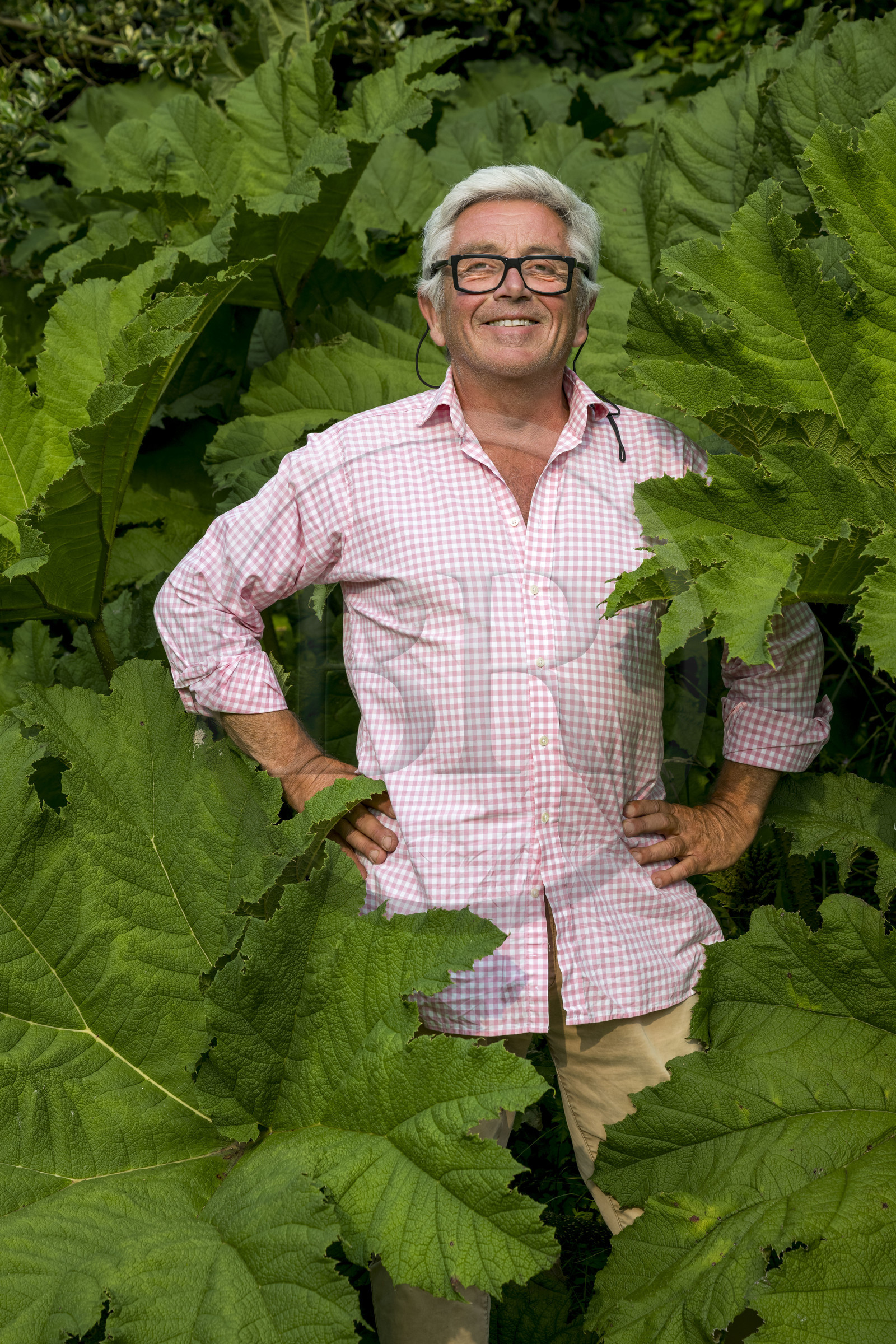 France, Finistère (29), Pays des Abers, Lannilis, l'artiste peintre Loic Madec devant son atelier de Prat-Ar-Coum en bordure de l'Aber Benoit