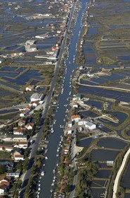 France, Charente-Maritime (17), bassin de Marennes-Oléron, La Tremblade, port de la grève (vue aérienne)