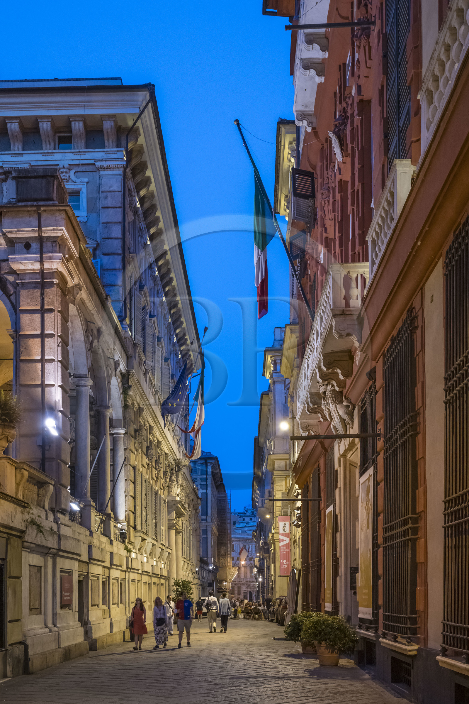 Italie, Ligurie, Gênes, palais des Rolli classés Patrimoine Mondial de l'UNESCO dans la Strada Nuova aujourd’hui via Garibaldi,  le Palazzo Doria-Tursi à gauche et le Palazzo Rosso ou palais musée Brignole à droite