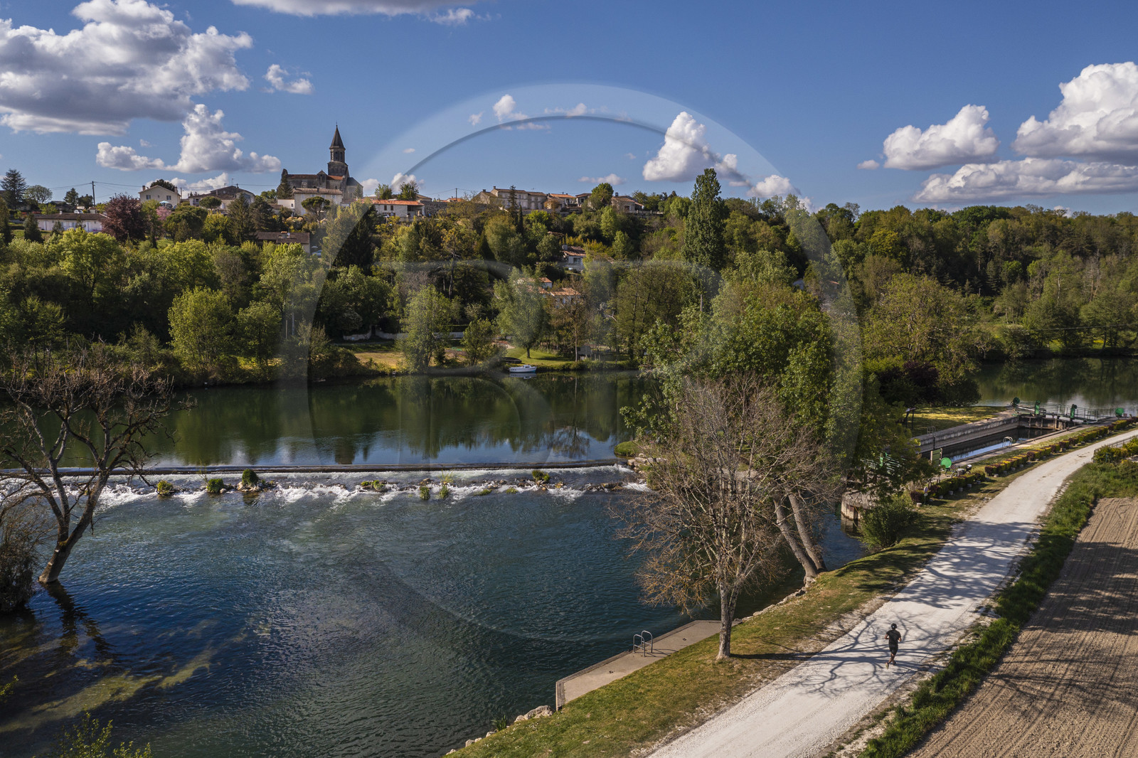 France, Charente (16), Saint-Simeux, La Charente bordée par le chemin de halage devenu aujourd'hui la véloroute la Flow Vélo, le village et l'écluse en arrière plan (vue aérienne)