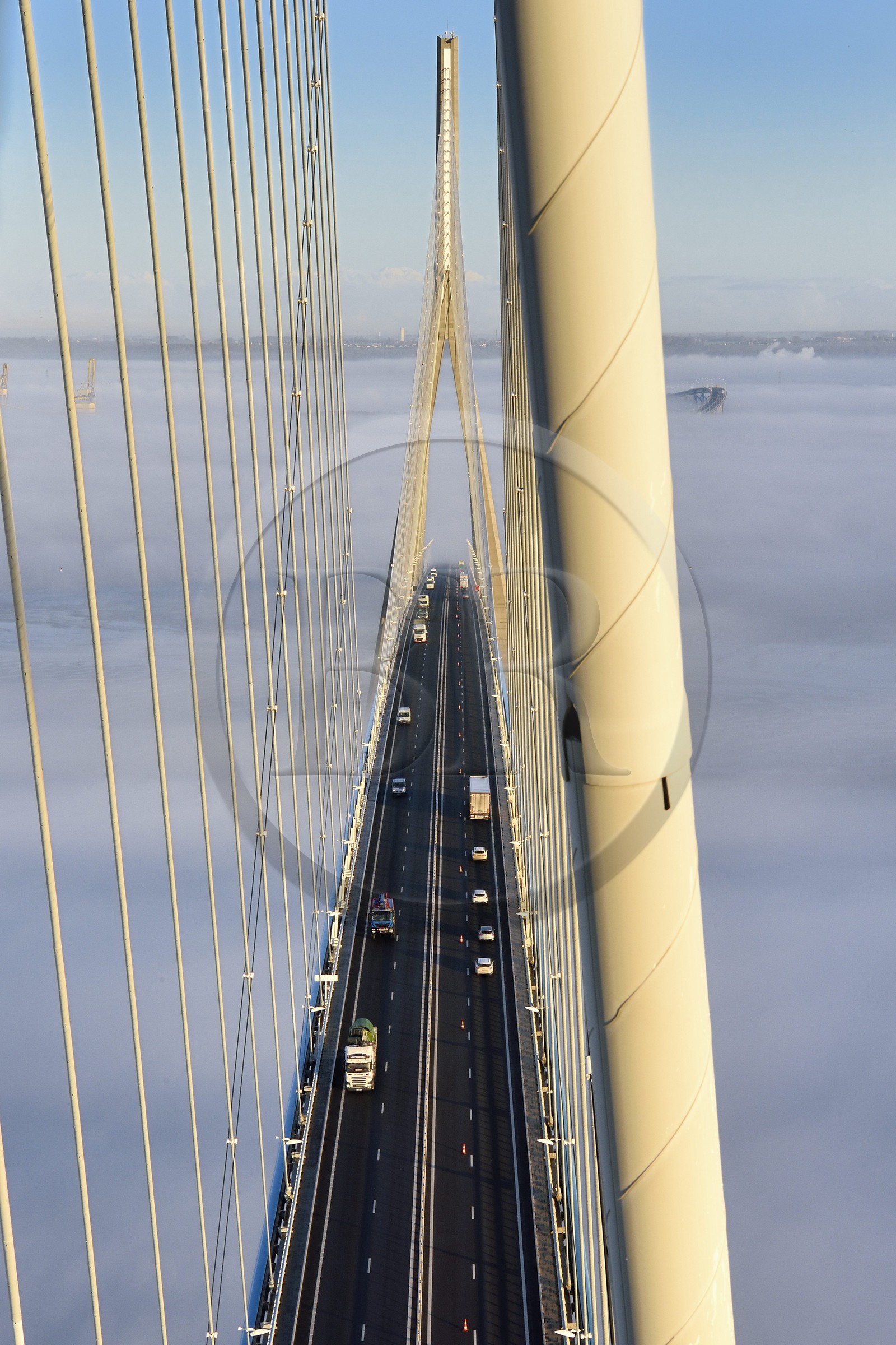 France, entre Calvados (14) et Seine-Maritime (76), le Pont de Normandie enjambe la Seine, les haubans qui soutiennent le pont