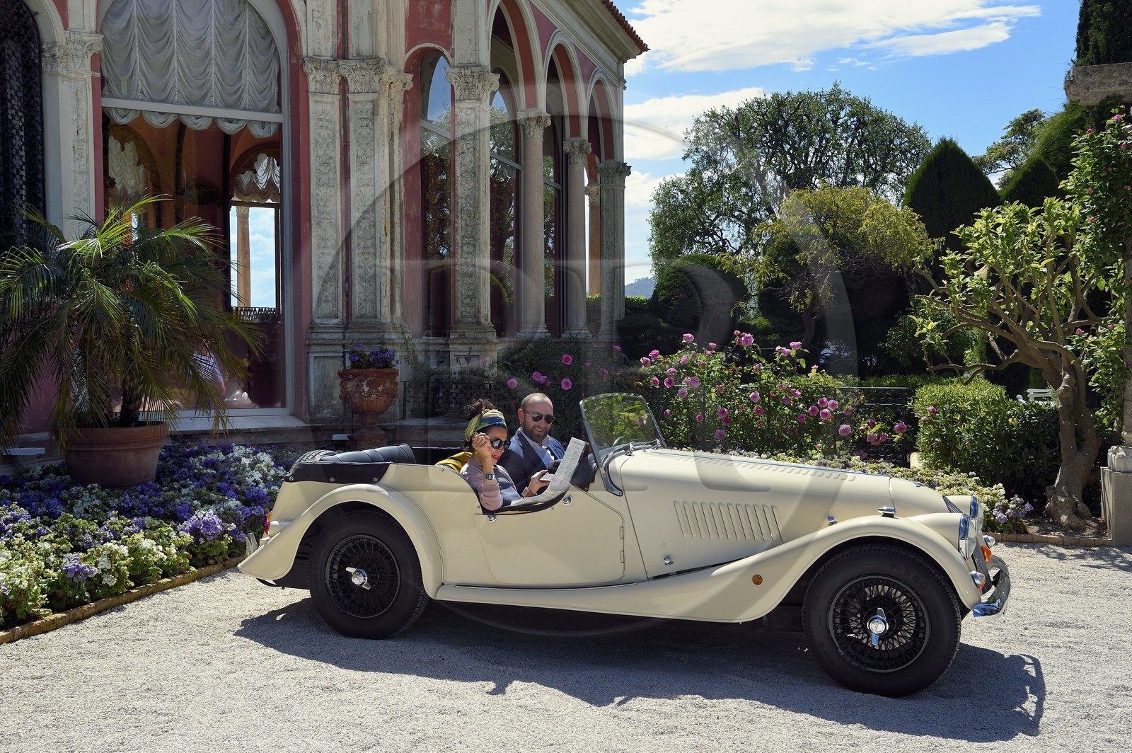 France, Alpes Maritimes (06), Saint-Jean-Cap-Ferrat, voiture vintage Morgan Roadster 4 4 devant la villa Ephrussi de Rothschild