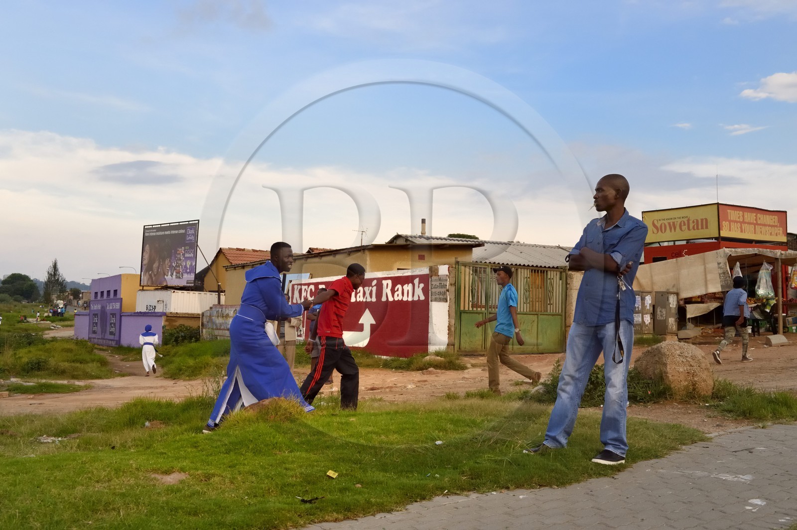 Afrique du Sud, province de Gauteng, Johannesburg, Soweto, quartier de Diepkloof, le township le long de Immink drive, retour de la messe du dimanche