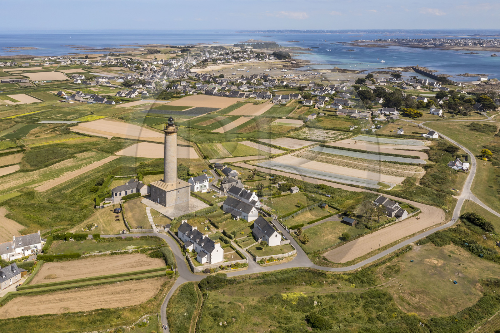 France, Finistère (29), Iles du Ponant, Ile de Batz, le phare mis en service en 1836 surplombe les champs de l'Ile (vue aérienne)