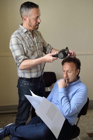 France, Yvelines (78), Montchauvet, tournage pour la télévision du Village Préféré des Français avec Stéphane Bern, coiffage de Stéphane Bern
