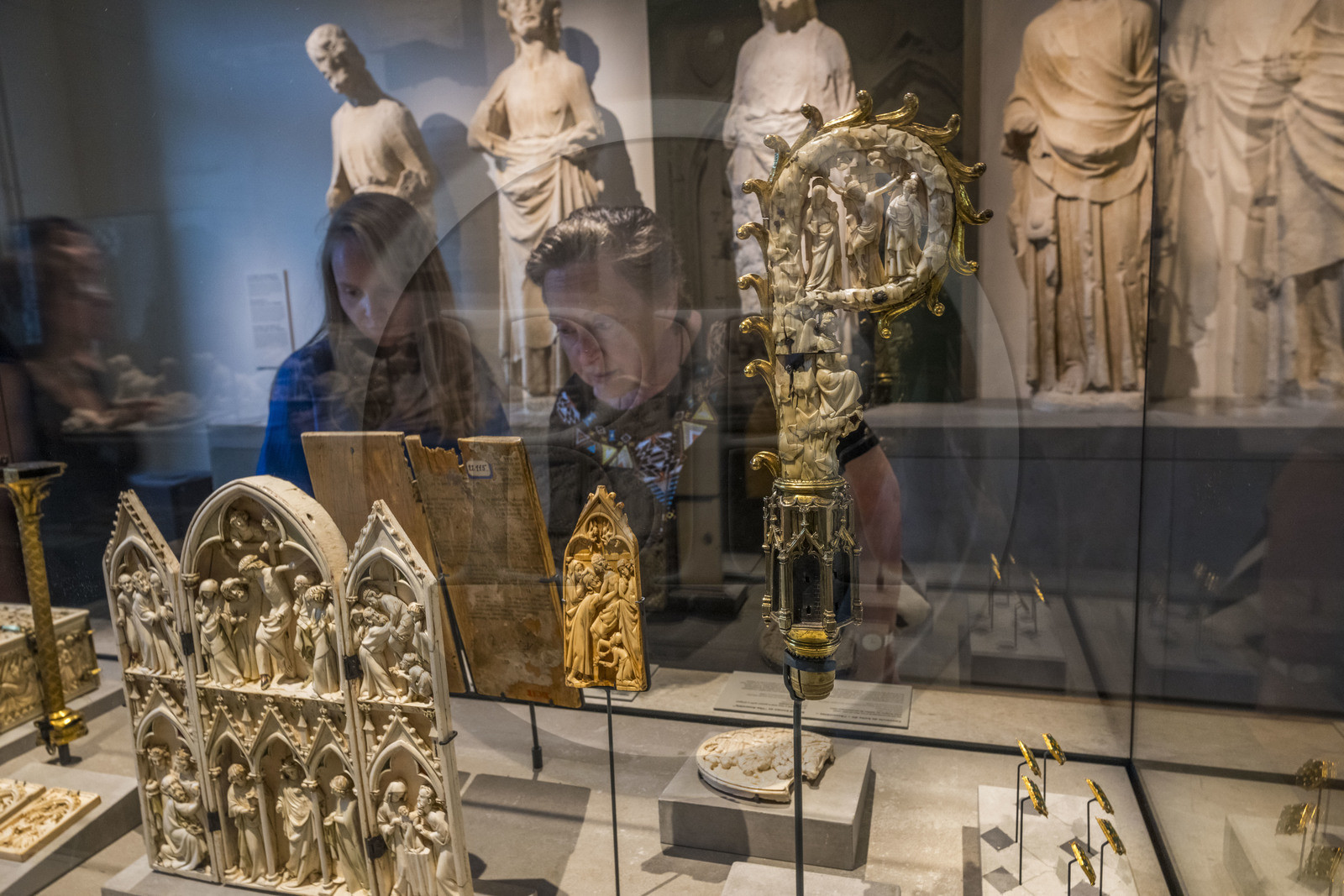 France, Paris (75), Musée de Cluny - Musée national du Moyen-Age, crosseron en ivoire d'éléphant 2e quart du XIVe siècle (crucifixion sur une face)