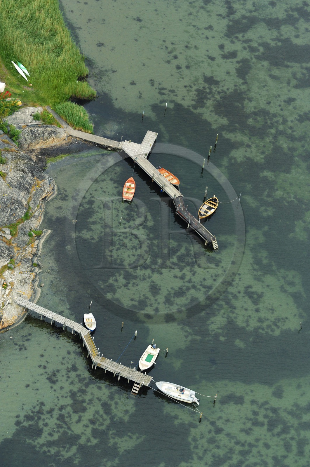 Suède, comté de Västra Götaland, archipel de Göteborg, Ile de Gäveskär, bateaux amarrés à des jetées (vue aérienne)