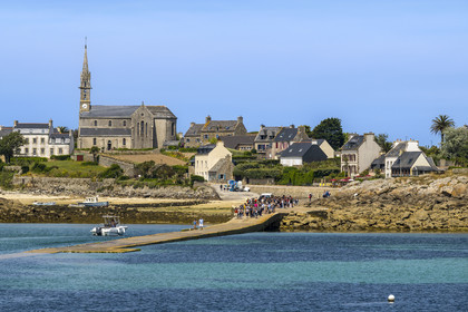 France, Finistère (29), Iles du Ponant, Ile de Batz, l'église Notre-Dame-du-Bon-Secours dans le bourg et l'embarcadère du ferry