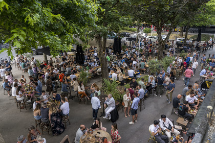 France, Morbihan (56), Lorient, Place Polig Montjarret, lieu de rencontre et de partage aux terrasses de restaurants et bars