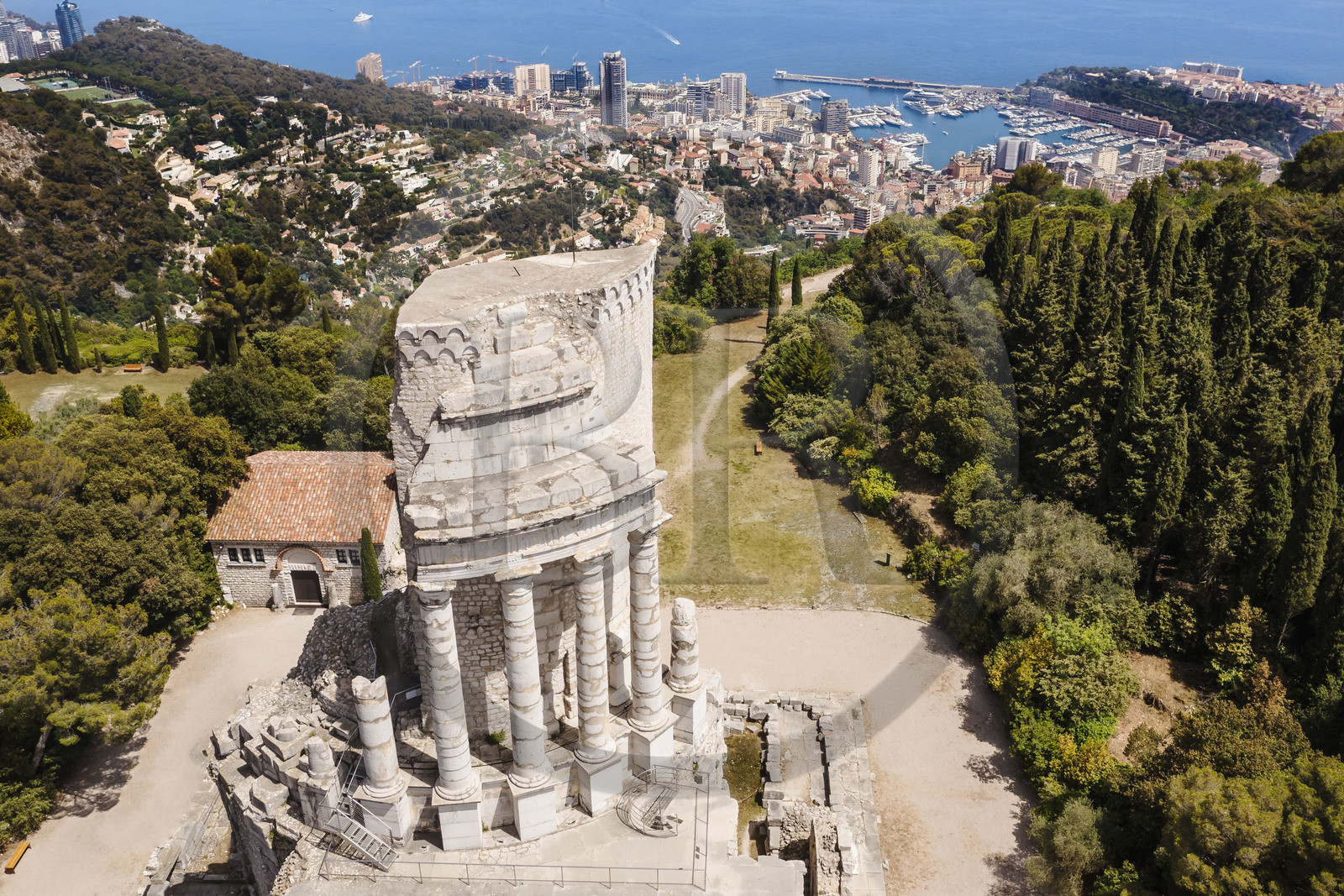 France, Alpes-Maritimes (06), La Turbie, Trophée d'Auguste ou Trophée des Alpes, monument romain édifié en l'an 6 avant J.-C., la Principauté de Monaco en arrière plan (vue aérienne)