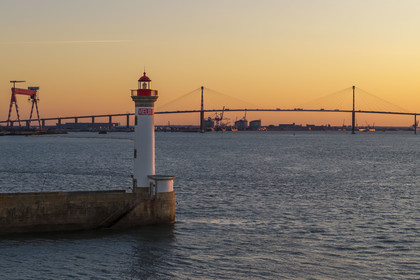 France, Loire-Atlantique (44), Saint-Nazaire, le phare du Vieux Mole et le pont de Saint-Nazaire en arrière plan (vue aérienne)