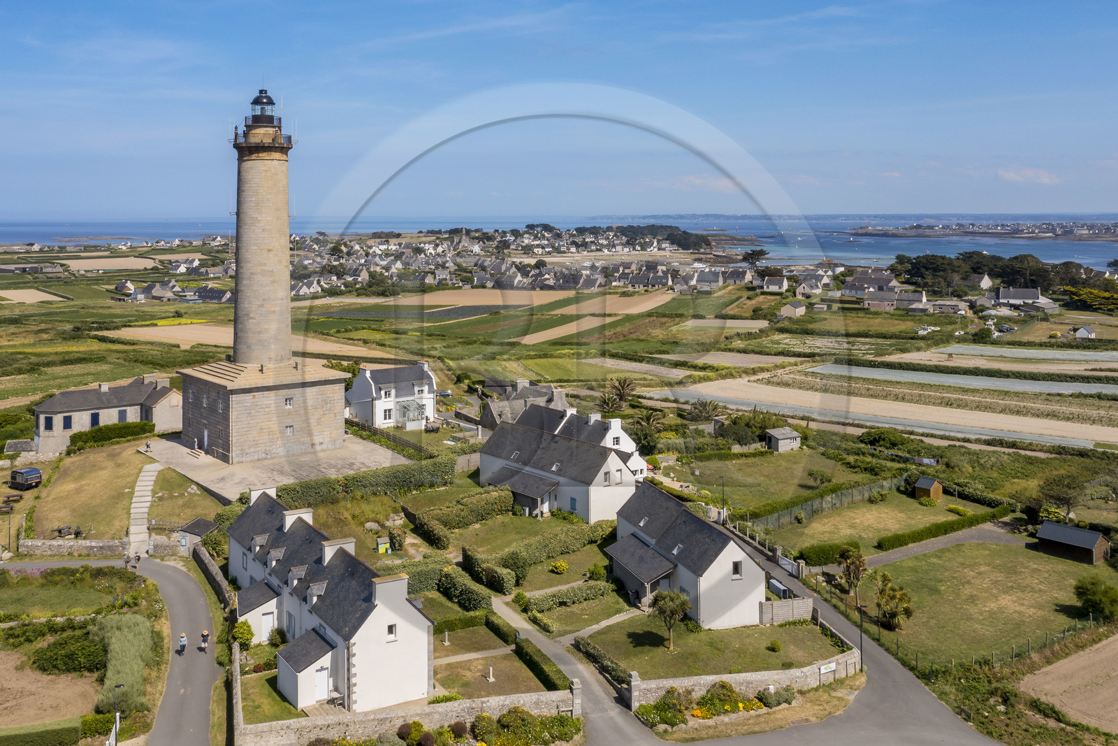France, Finistère (29), Iles du Ponant, Ile de Batz, le phare mis en service en 1836 surplombe les champs de l'Ile (vue aérienne)