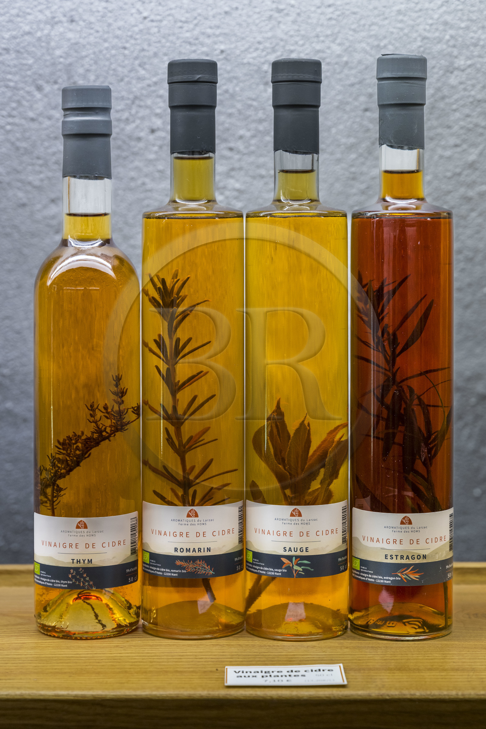 France, Aveyron (12), Nant, la Ferme aromatique des Homs de Marion Renoud-Lias et Romain Debord, agriculteurs nouvelle génération du Larzac, le vinaigre de cidre aux plantes est un des produits de la ferme