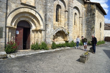 France, Charente (16), Marthon, jeu de pétanque devant l'église romane Saint-Martin du XIIème siècle