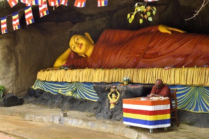 Sri Lanka, province du centre, Dalhousie, Bouddha couché sur le chemin des pélerins montant au Pic d'Adam (Adam's Peak)