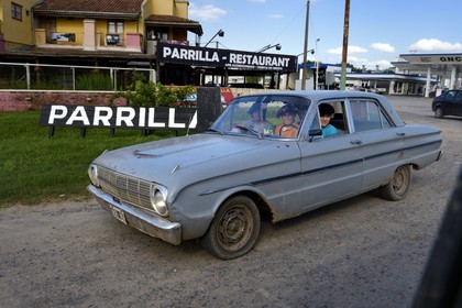 Argentine, province de Buenos Aires, San Antonio de Areco, palefreniers de polo dans une voiture