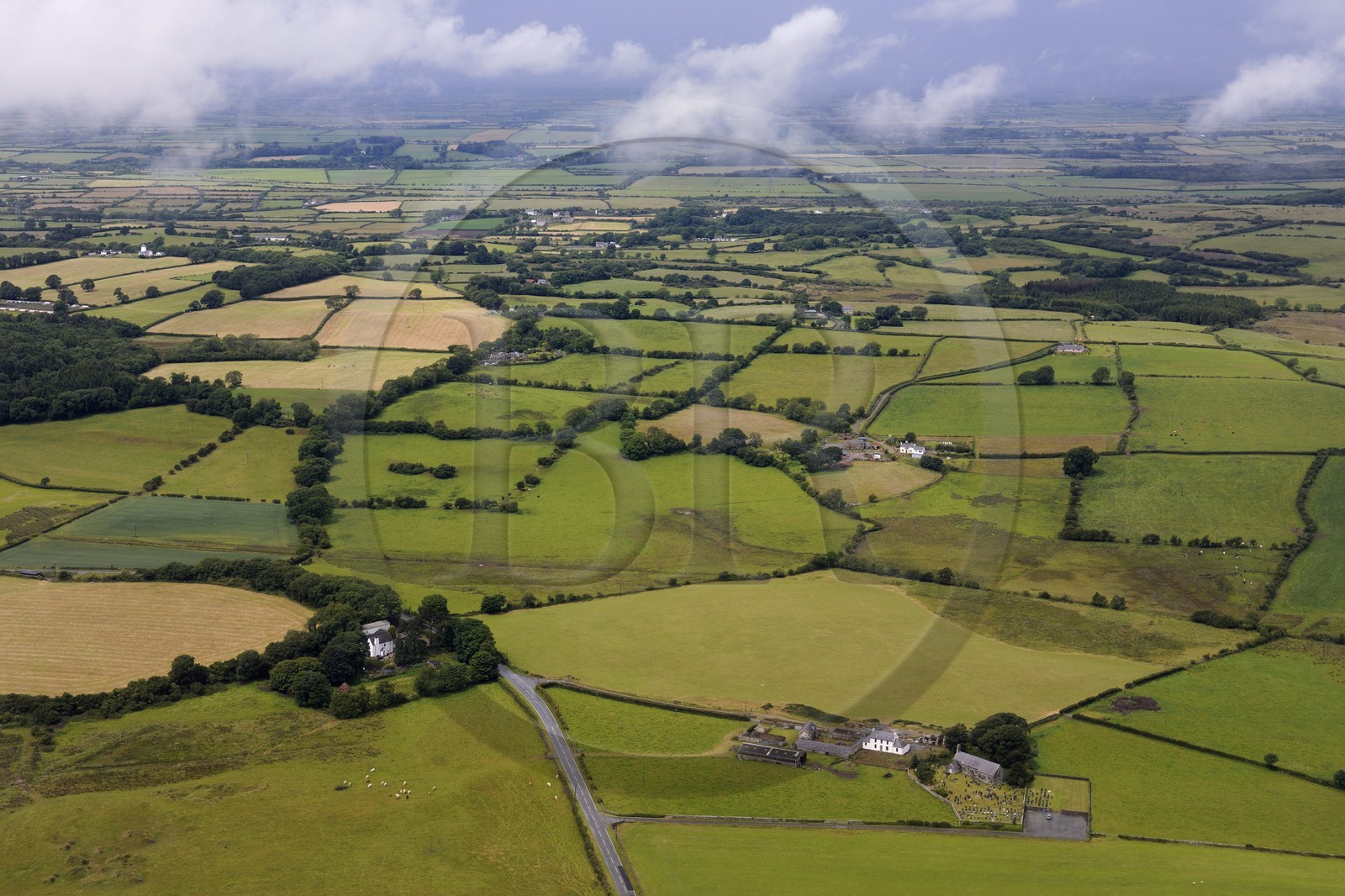 Royaume-Uni, Angleterre, Pays de Galles, Anglesey, la campagne vers Benllech sur la côte nord (vue aérienne)