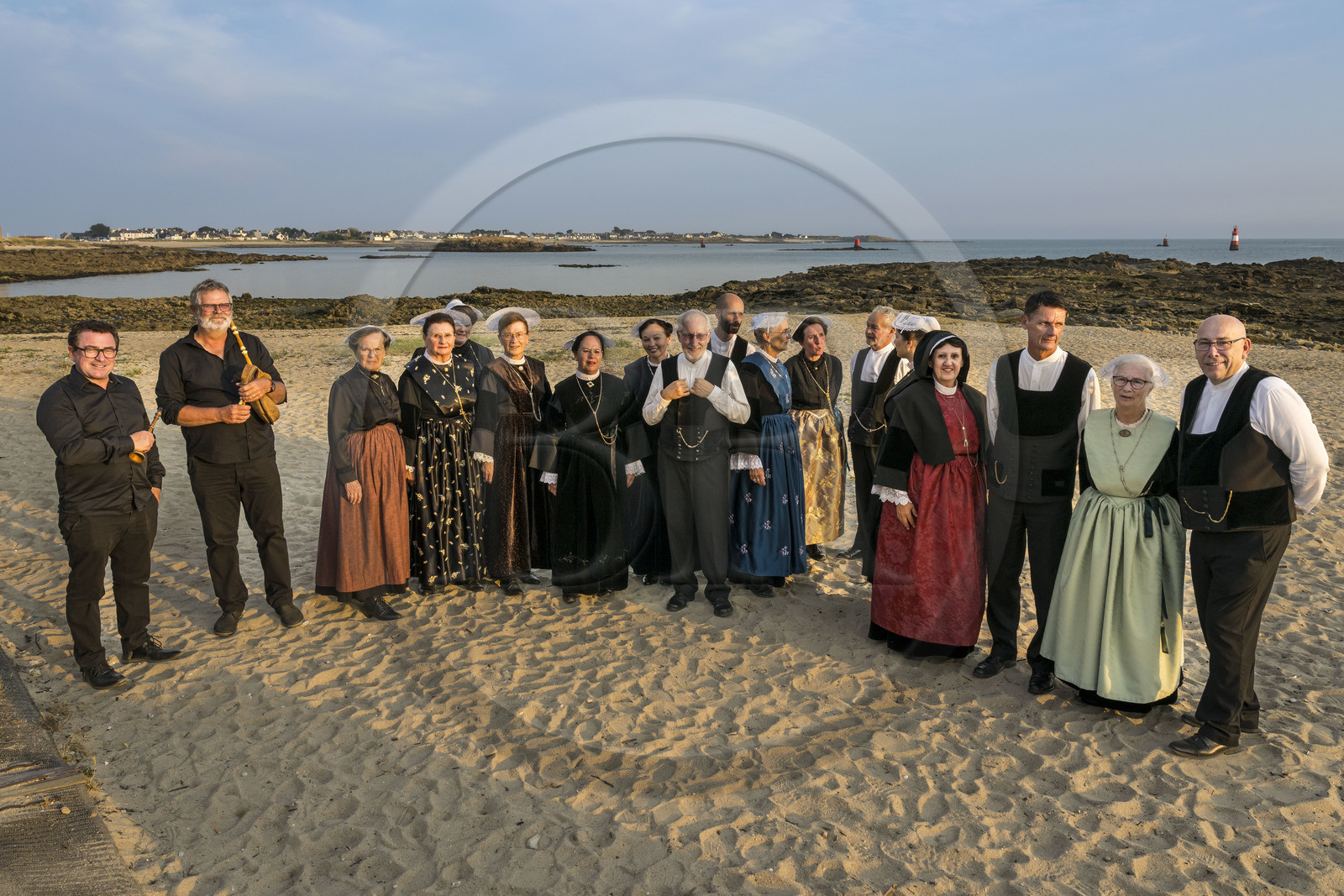 France, Morbihan (56), Port-Louis, la grande Plage de Port-Louis au pied des remparts, association de danses bretonnes le Cercle celtique Armor Argoat qui participe au festival de musiques celtiques qui se tient tous les ans à Lorient