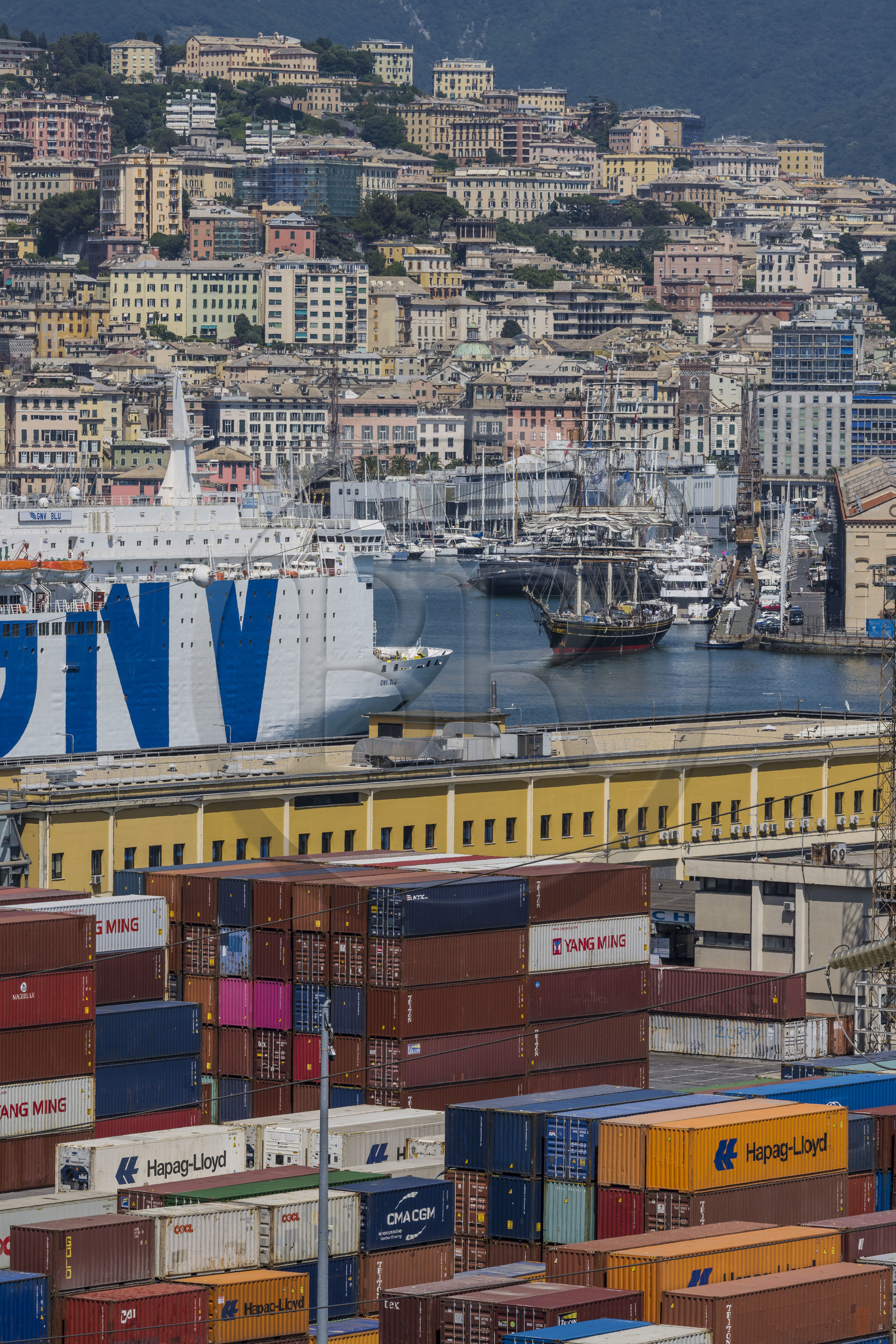 Italie, Ligurie, Gênes, le Porto Antico (Vieux Port), le clipper trois-mats Stad Amsterdam quittant le quai, un des ports de conteneurs au premier plan
