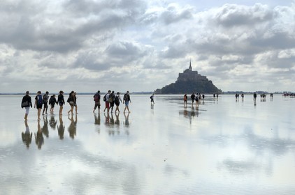 France, Manche (50), traversée à pied de la Baie du Mont Saint-Michel, classé Patrimoine Mondial de l' UNESCO