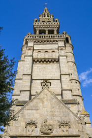France, Finistère (29), Roscoff, l'église Notre-Dame de Croaz Batz, des caravelles sculptées au-dessus du tympan rappellent les donateurs
