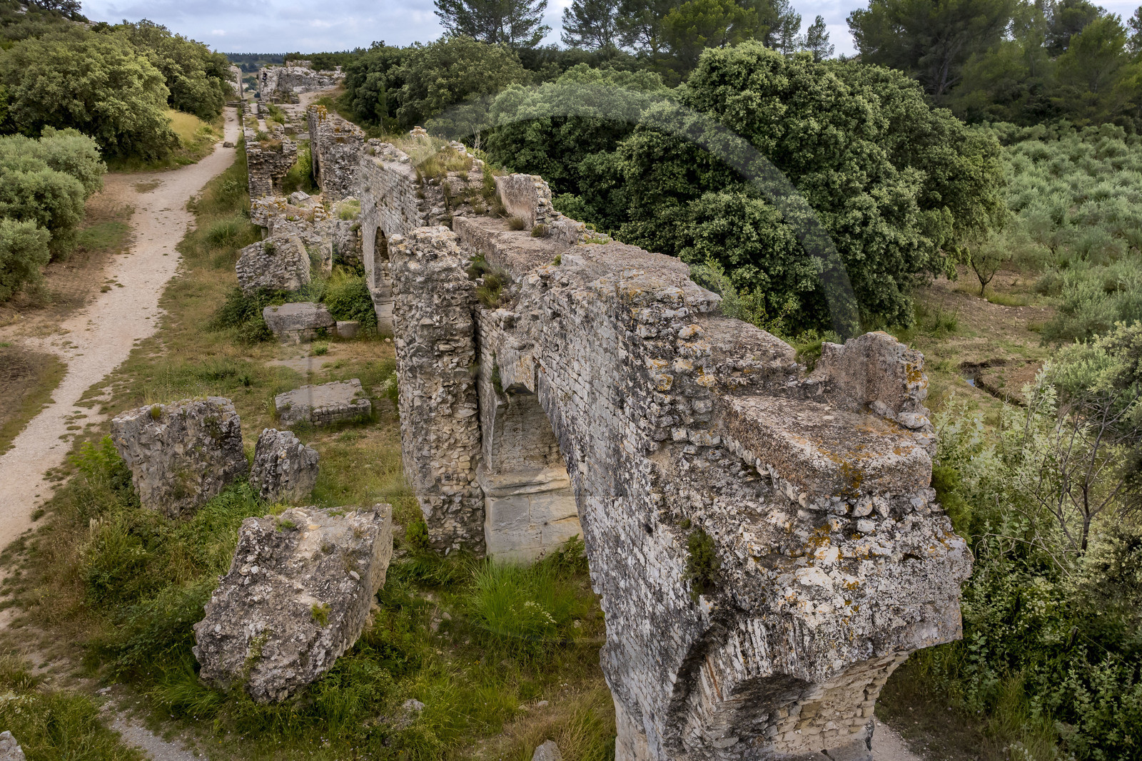 France, Bouches-du-Rhône (13), Fontvieille, chemin de Caparon, vestiges gallo-romain de l'Aqueduc de Barbegal, aqueduc qui a été doublé pour alimenter les 16 moulins de la meunerie de Barbegal au IIème siècle (vue aérienne)
