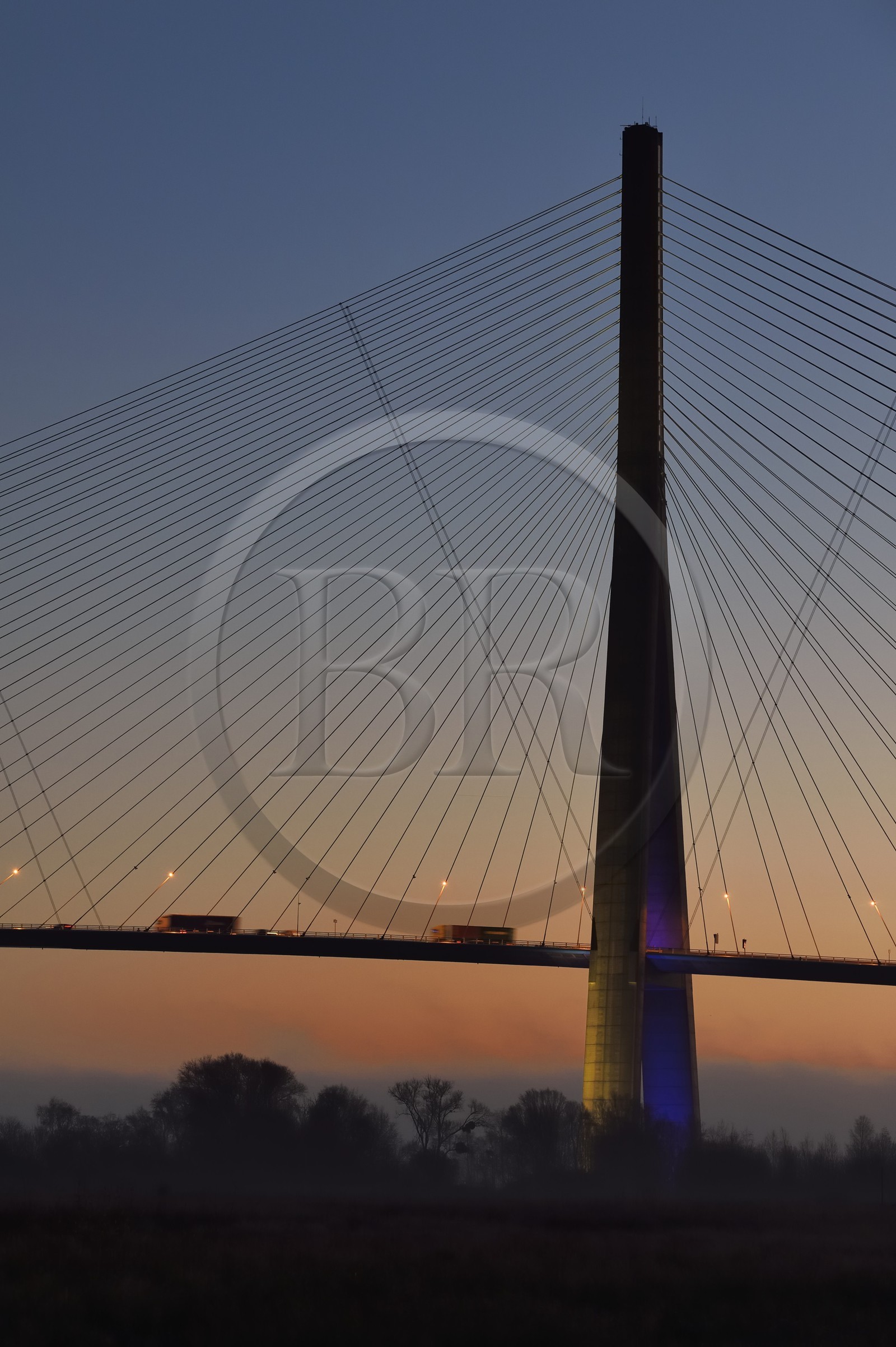France, entre Calvados (14) et Seine-Maritime (76), le Pont de Normandie à l'aube, il enjambe la Seine pour relier les villes de Honfleur et du Havre