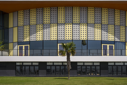 France, Charente-Maritime (17), Royan, le Palais de congrès (1957) signé de l’architecte-urbaniste Claude Ferret et rythmés par les panneaux perforés en aluminium jaune et gris des ateliers Jean Prouvé en façade