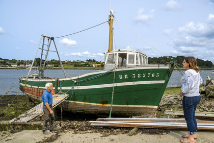 France, Finistère (29), Pays des Abers, port de Saint-Pabu sur l'Aber Benoit, chantier de construction navale Bégoc spécialisé dans la restauration de bateau en bois, dragueur en bois des années 60 specialement conçu pour la famille Madec pour l'ostréiculture