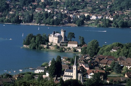 France, Haute-Savoie (74), château et village de Duingt depuis les hauteurs du Lac d'Annecy