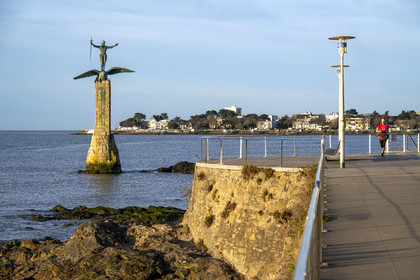 France, Loire-Atlantique (44), Estuaire de la Loire, Saint-Nazaire, la Grande plage, Monument Americain appelé Sammy édifié en mémoire du débarquement américain du 26 juin 1917 à Saint-Nazaire sur le front de mer