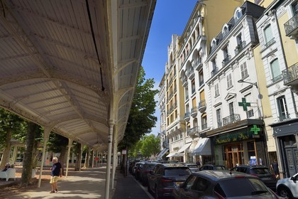 France, Allier (03), Vichy, covered galleries of about 700 meters winding around the Parc des Sources, on the right the former Hotel Le Carlton and the Parc Pharmacie