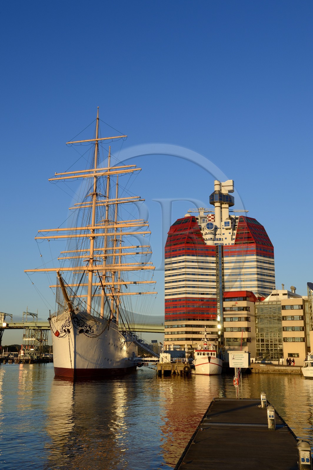 Suède, Västra Götaland, Göteborg (Gothenburg), le gratte-ciel Götheborgs-utkiken et le voilier Viking sur les quais du bassin Lilla bommens hamm