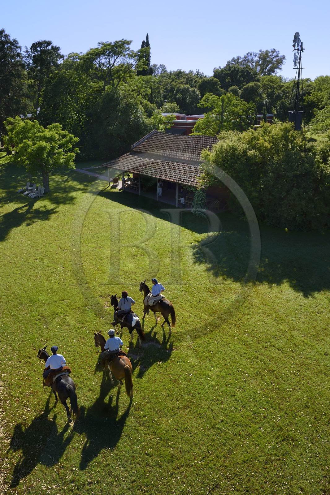 Argentine, province de Buenos Aires, San Antonio de Areco, groupe de gauchos à cheval devant l'estancia La Bamba de Areco