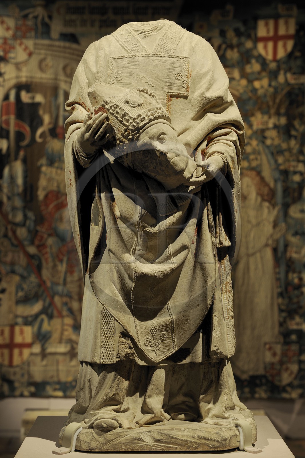 France, Paris (75), musée du Moyen-Age, ancien hôtel de Cluny, statue de Saint-Denis portant sa tête (15ème siècle)