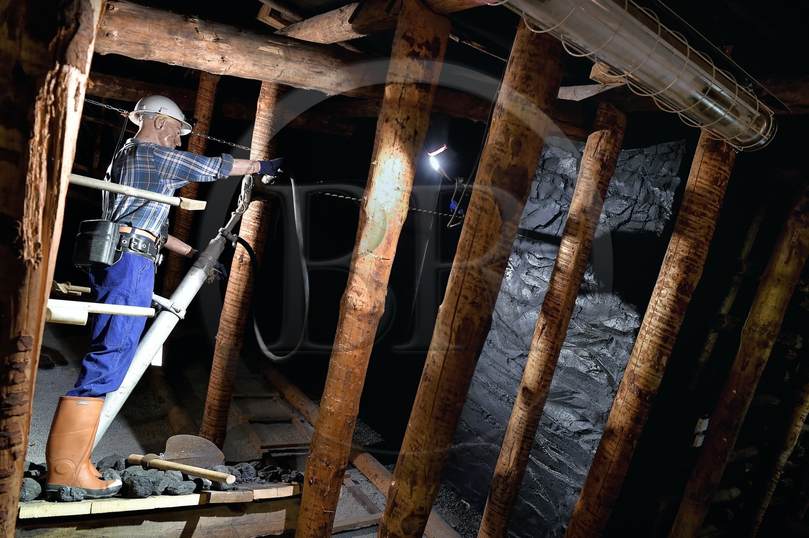 France, Moselle (57), Petite-Rosselle, le musée du carreau Wendel, reconstitution du fond de la mine, taille d'une veine de charbon sur un chantiers d’exploitation en semi-dressants (inclinaison entre 30° et 45°)