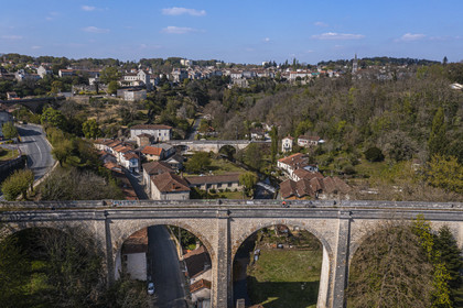 France, Dordogne (24), Périgord Vert, Nontron, cyclistes faisant la véloroute la Flow Vélo sur l'ancien viaduc ferroviaire qui traverse la vallée du Bandiat, la ville en arrière plan (vue aérienne)