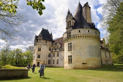 France, Dordogne, Périgord Vert, Villars, cyclists traveling along the Flow Vélo cycle route in front of Renaissance style Puyguilhem castle