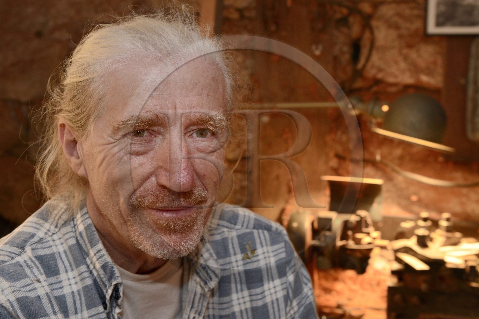 France, Corse-du-Sud (2A), région de Sartène, Fozzano, Jeff Nicolier dans son atelier de pipier-tourneur