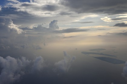 Maldives, ciel d'orage (vue aérienne)