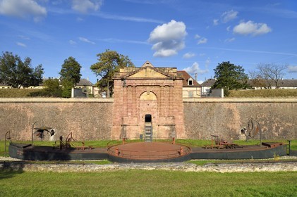 France, Haut-Rhin (68), Neuf-Brisach, ville fortifiée par Vauban, classée Patrimoine Mondial de l'UNESCO, fossé et fortifications au niveau de la Porte de Belfort au sud-ouest, la péniche amarrée de l'artiste Helmut Lutz