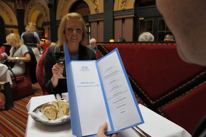 Royaume-Uni, Irlande du Nord, Belfast, la salle de restaurant du Merchant Hotel dans le Grand Hall d'une ancienne banque, menu special saveures de 1912 en hommage au Titanic