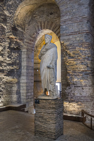 France, Paris, Musée de Cluny - Musée national du Moyen-Age (Middle Ages Museum in the former Hotel de Cluny), Frigidarium of the Cluny thermal baths, priest of Sarapis statue said Julian the Apostate, Roman Empire 2nd century