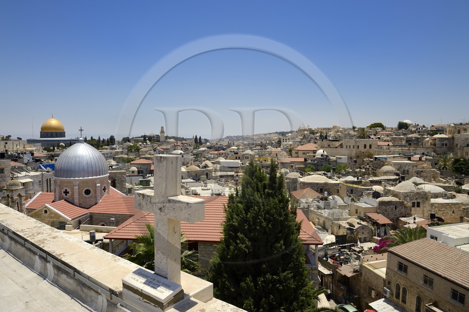 Israel, Jérusalem, ville sainte, vieille-ville classée Patrimoine Mondial de l'UNESCO, les toits du quartier musulman, à gauche l'église Notre-Dame du Spasme et le Dome du Rocher en arrière plan