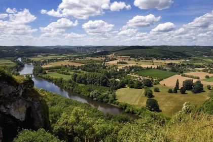 France, Dordogne (24), Périgord Noir, vallée de la Dordogne, vallée de la Dordogne, Domme, labellisé Les Plus Beaux Villages de France, vue panoramique depuis le belvédère de la Barre